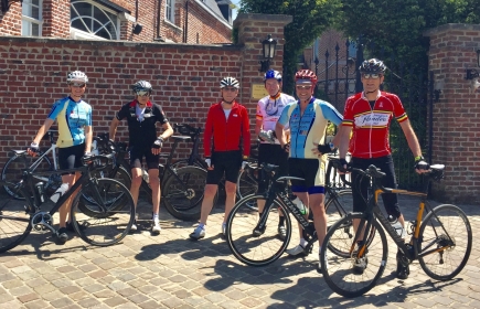 Würde sich über frischen Wind und neue Mitstreiter für "Cycling to Serve" freuen: Rot. Hanspeter Bär (rechts im Bild)
